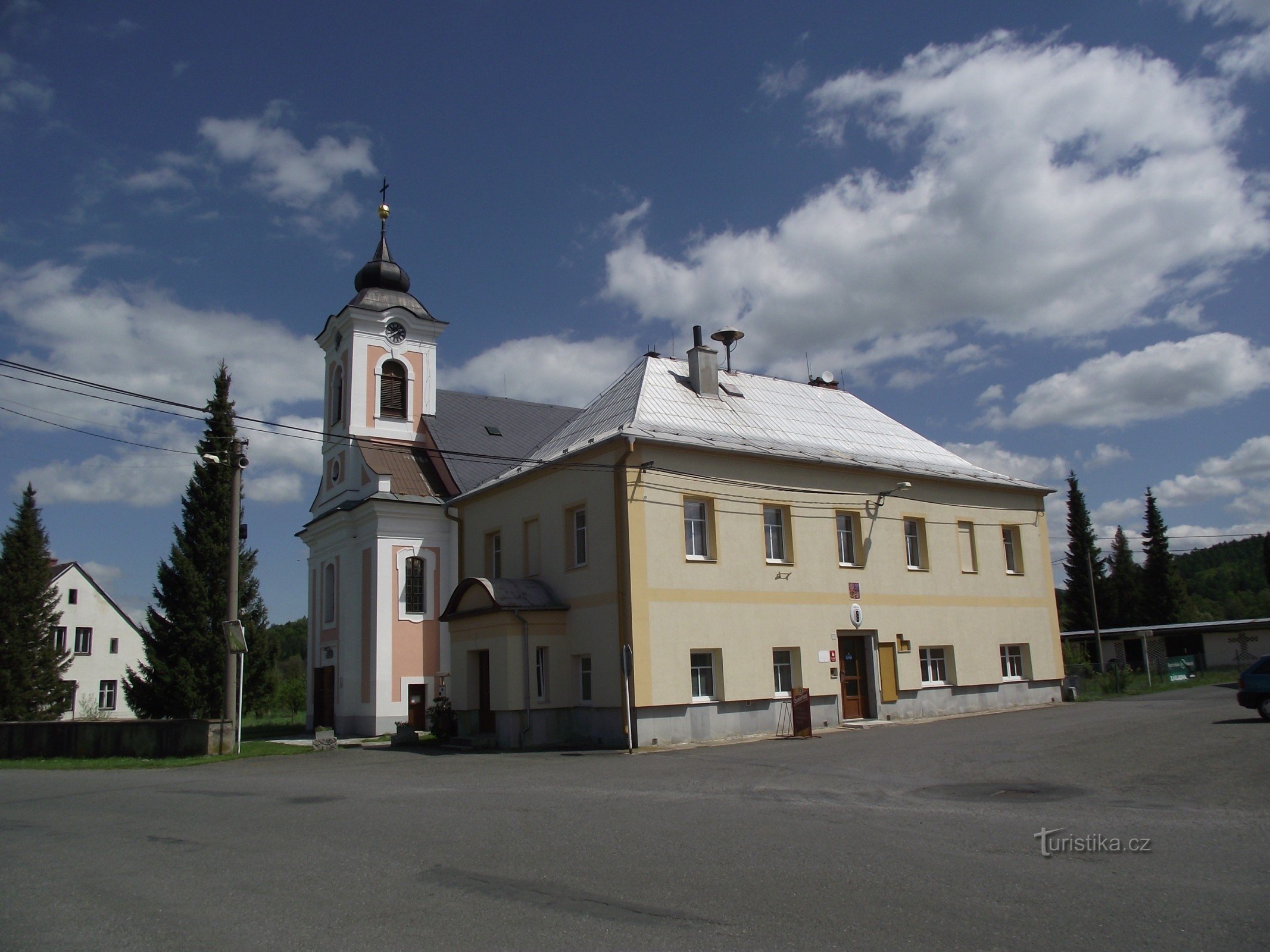 biserica si biroul municipal