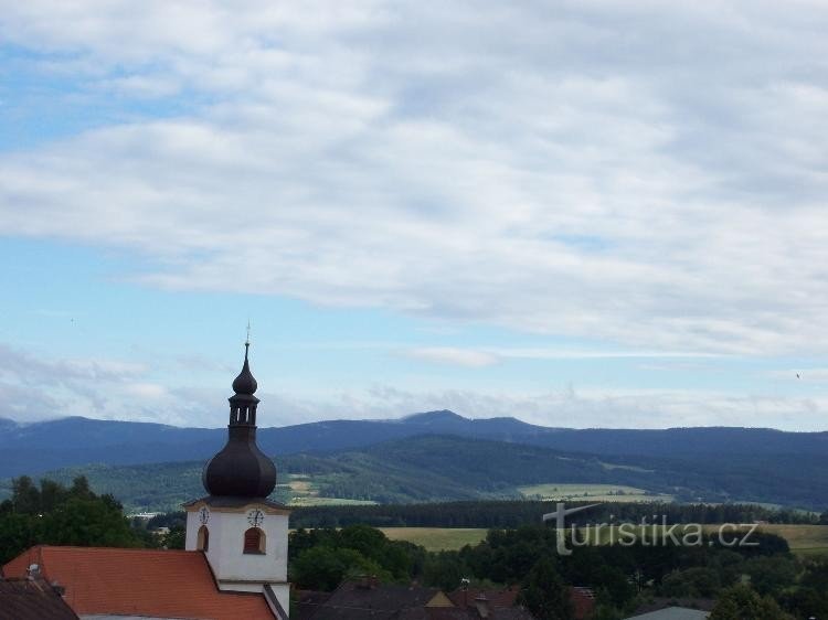 La chiesa ei panorami sui monti della Selva Boema sono più grandi