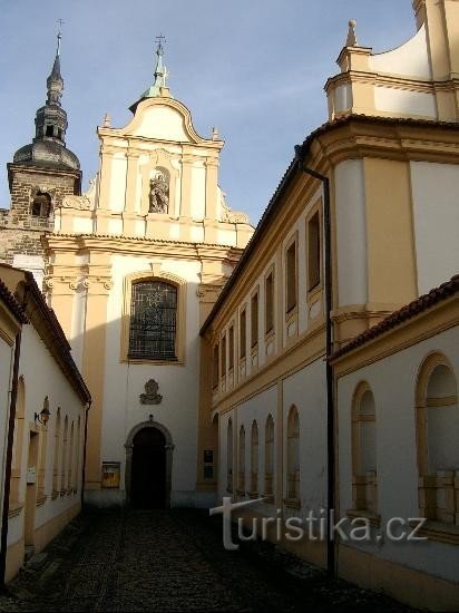 Die Kirche und das angrenzende Franziskanerkloster