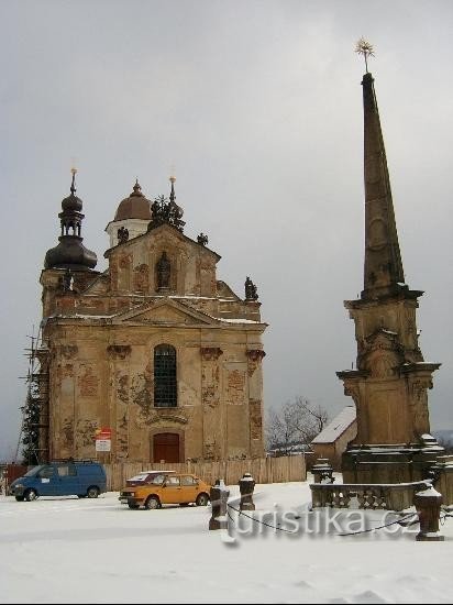 Kirche und Säule