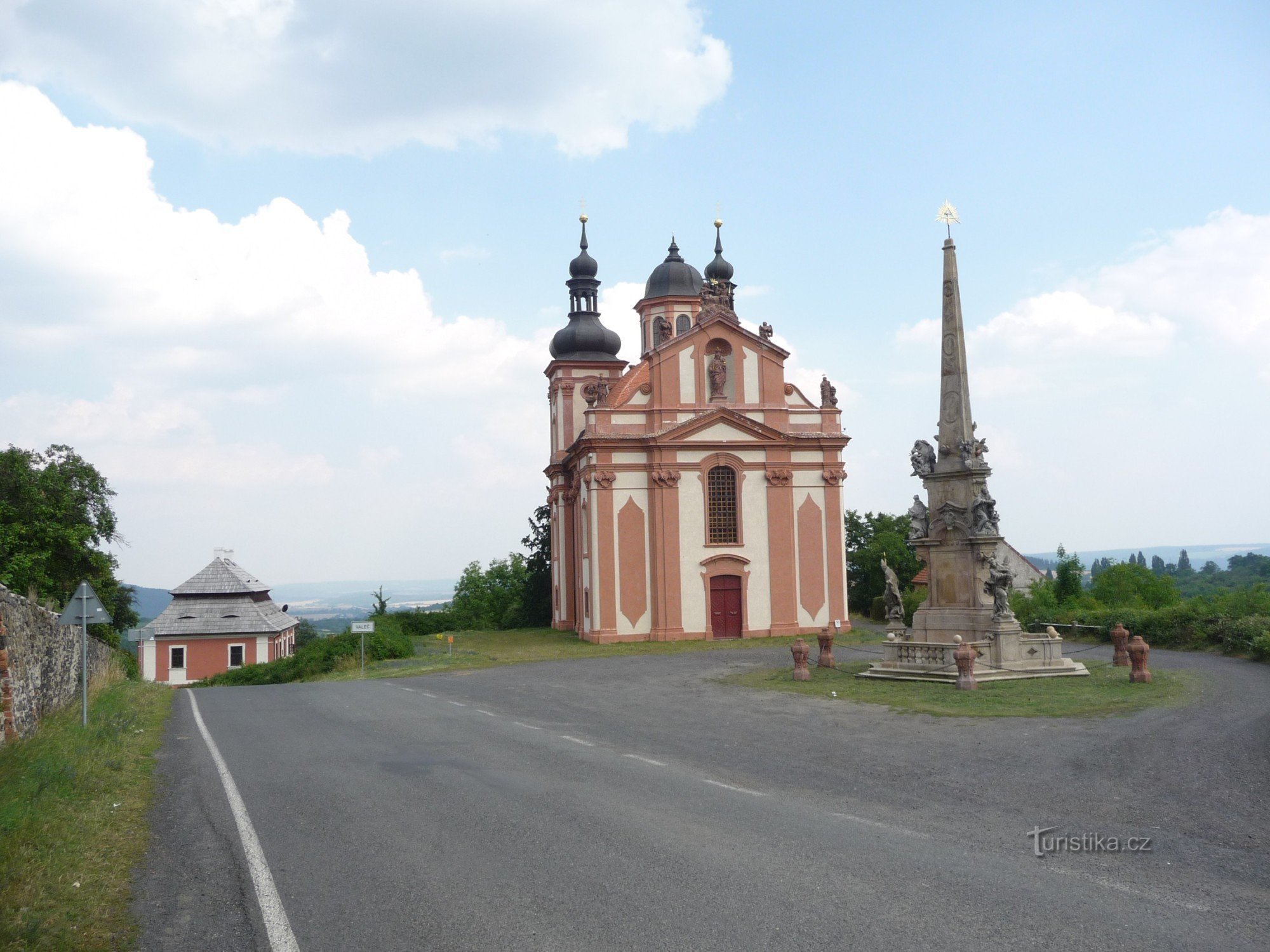 Εκκλησία και στήλη της Αγίας Τριάδας