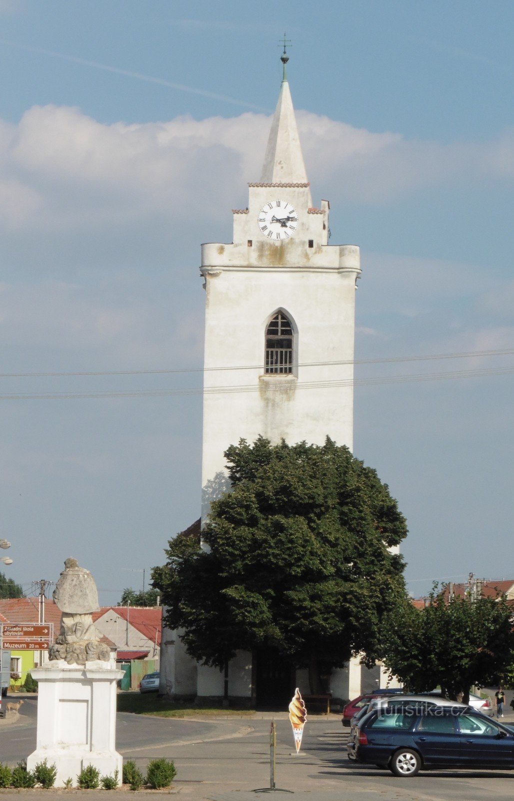 la iglesia del Arcángel Miguel con la estatua de St. Jan Nepomucký