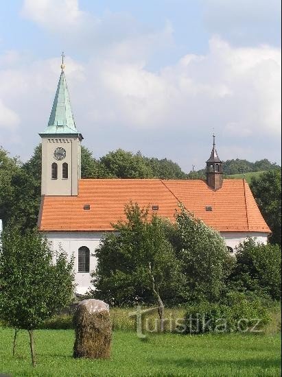 Cerkev: baročna cerkev sv. Petra in Pavla v vasi