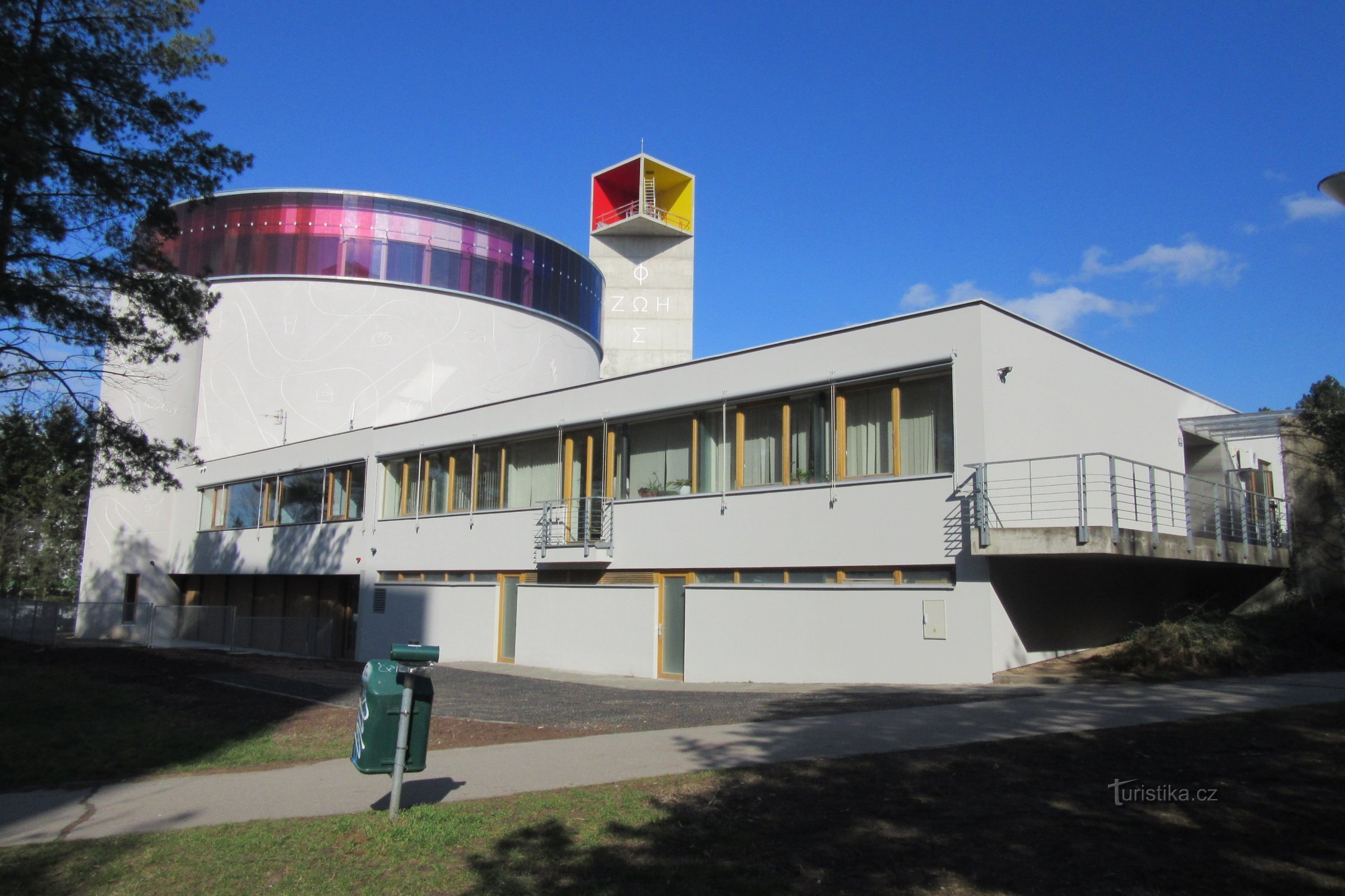 Kirche der Seligen Maria Restituta mit dem geistlichen Zentrum im Vordergrund