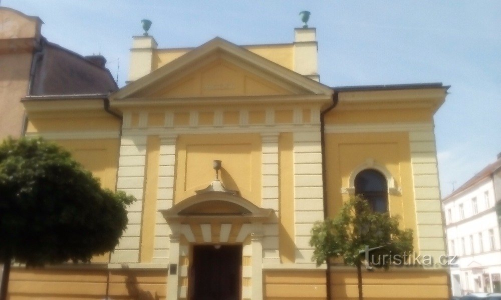 Kerk van de Evangelische Kerk van de Tsjechische Broeders in Pardubice - ingang