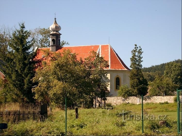 église - Děpoltovice : élément dominant du village
