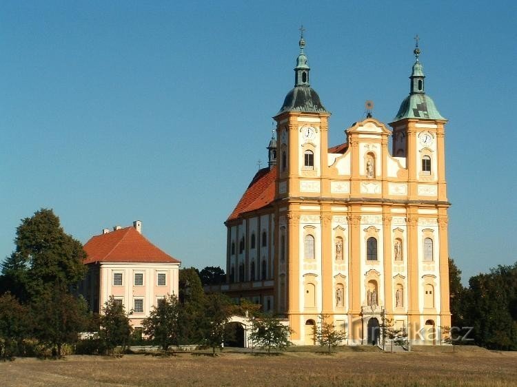 Cerkev: Dominanta vasi je v zraku zgrajena romarska cerkev Očiščenja Device Marije