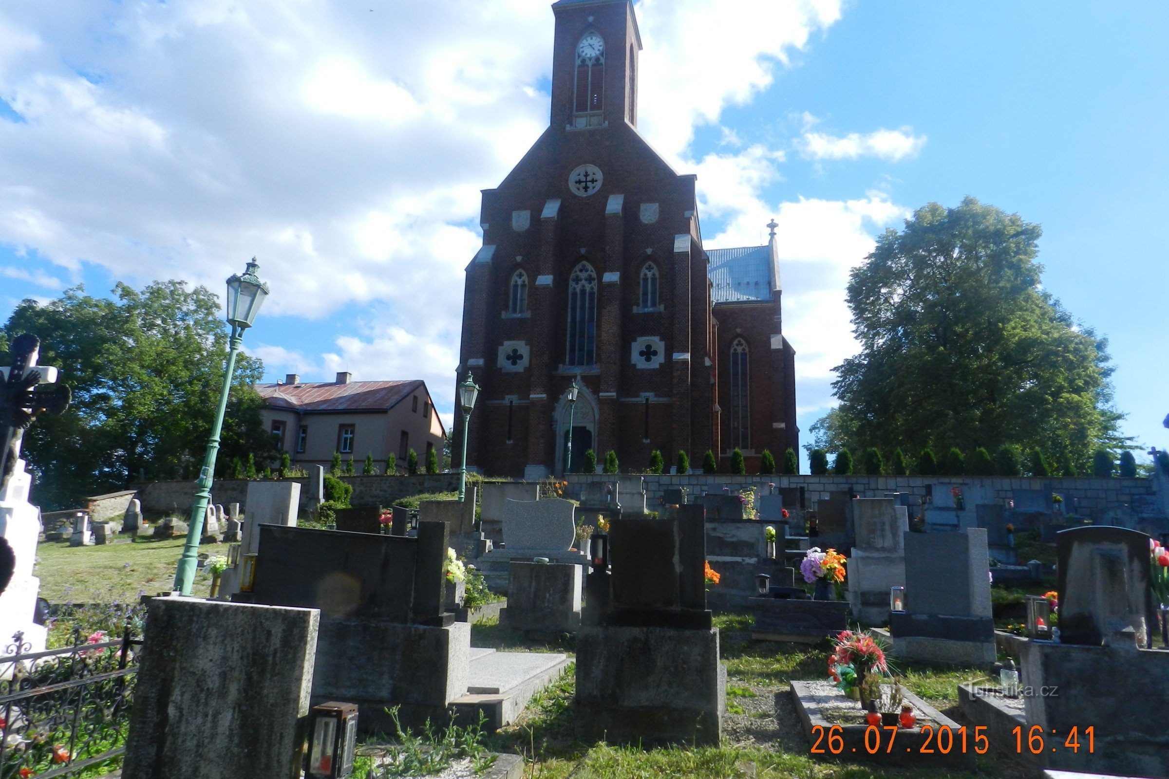 kirkko ja hautausmaa