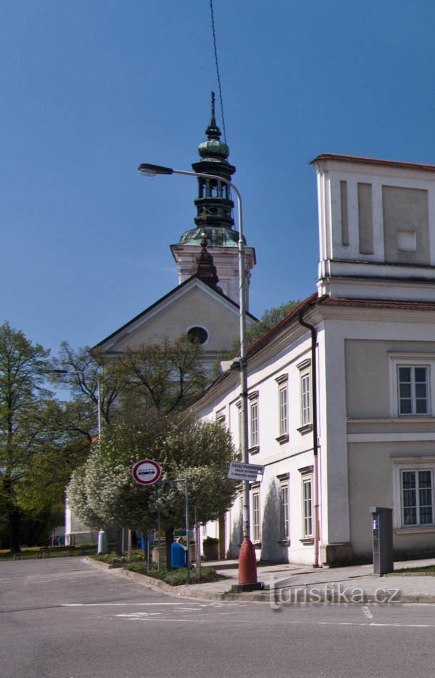 Cerkev se skriva za mestno hišo