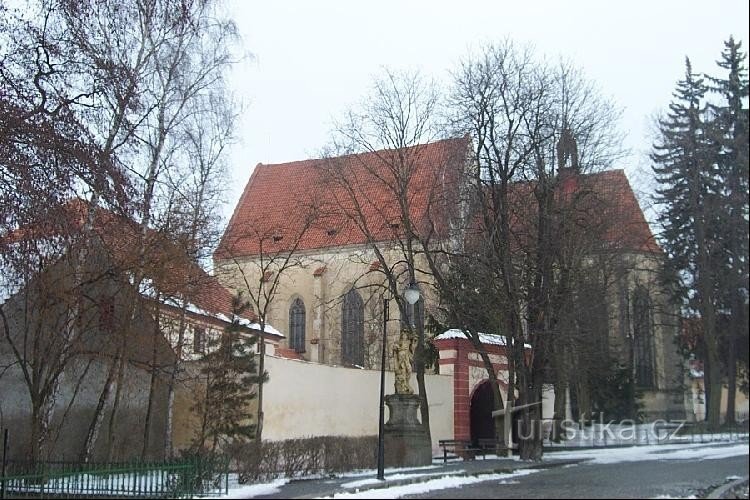 Biserica: Biserica a fost construită din 1295 în stil înalt gotic.