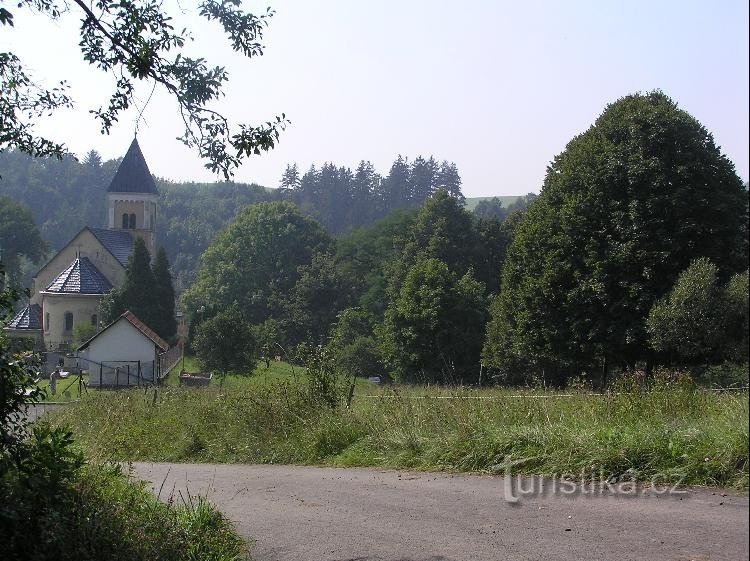 Kyrka: Church of St. Jana i byn