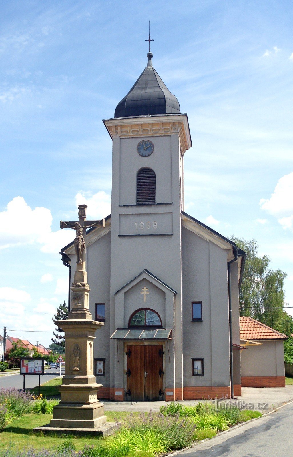 igreja + cruz na frente dela