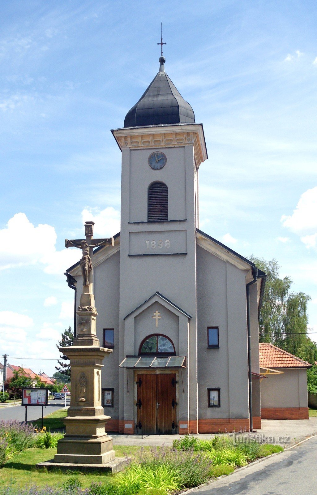 kerk + kruis ervoor