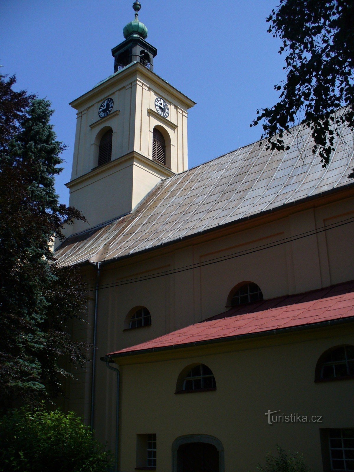 Kyrka på kyrkogården