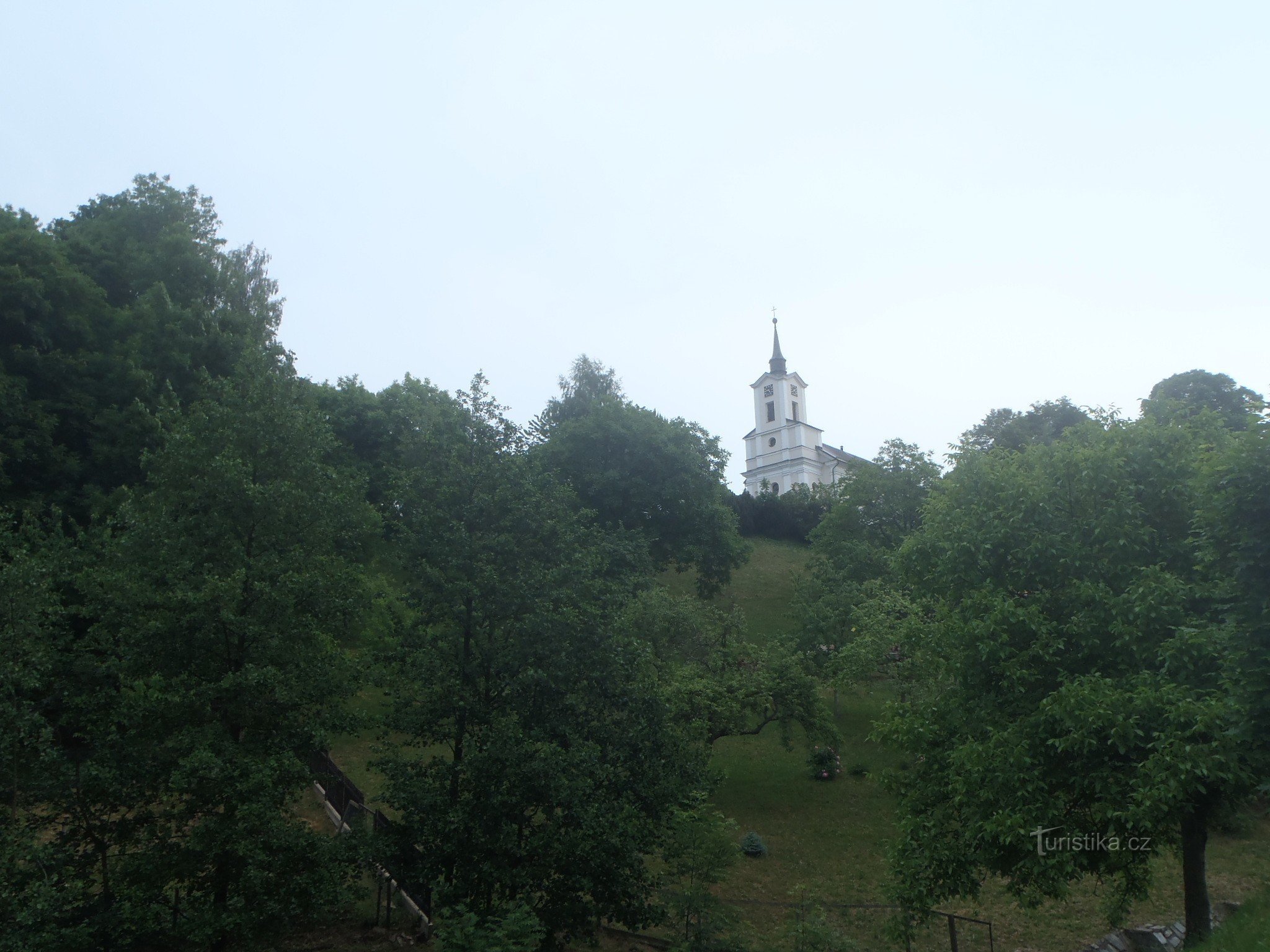 la iglesia en la colina