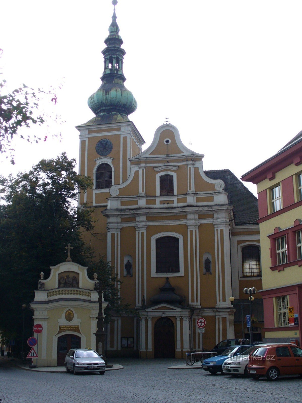 Kirche auf dem Platz