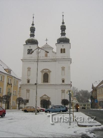 De kerk op het plein in Březnice