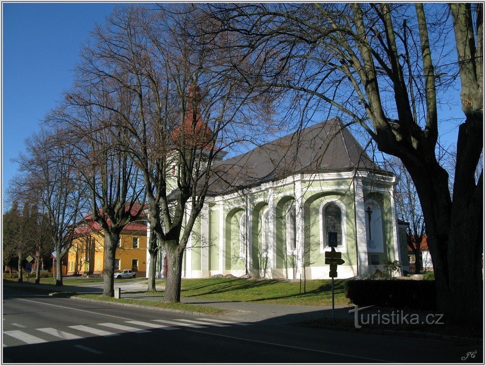 L'église sur la place de Seč depuis le panneau