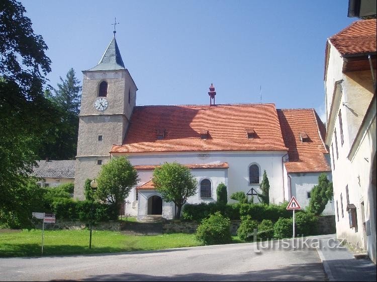 Kirche über dem Platz