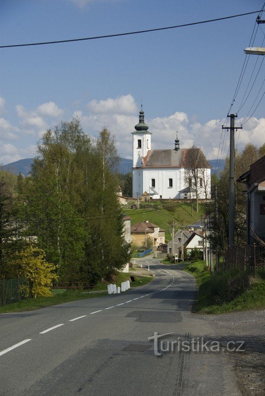 村庄上方的教堂