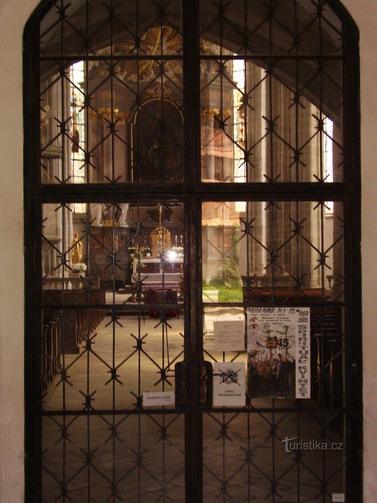 Église de la Découverte de St. Croix à Doubravník - intérieur