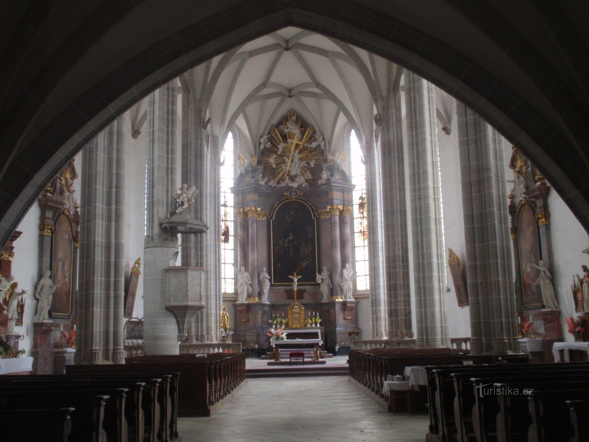 Église de la Découverte de St. Croix à Doubravník - intérieur