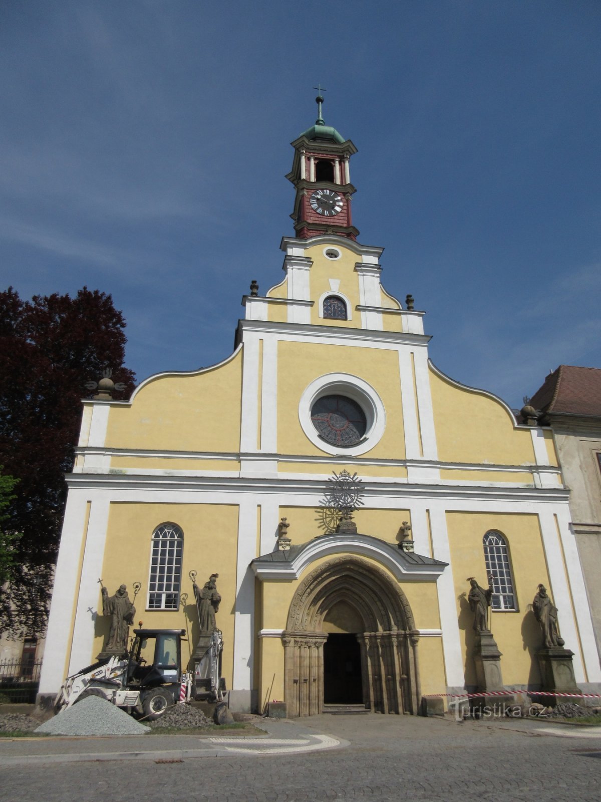 Церковь Успения Пресвятой Богородицы и четыре статуи в стиле барокко.