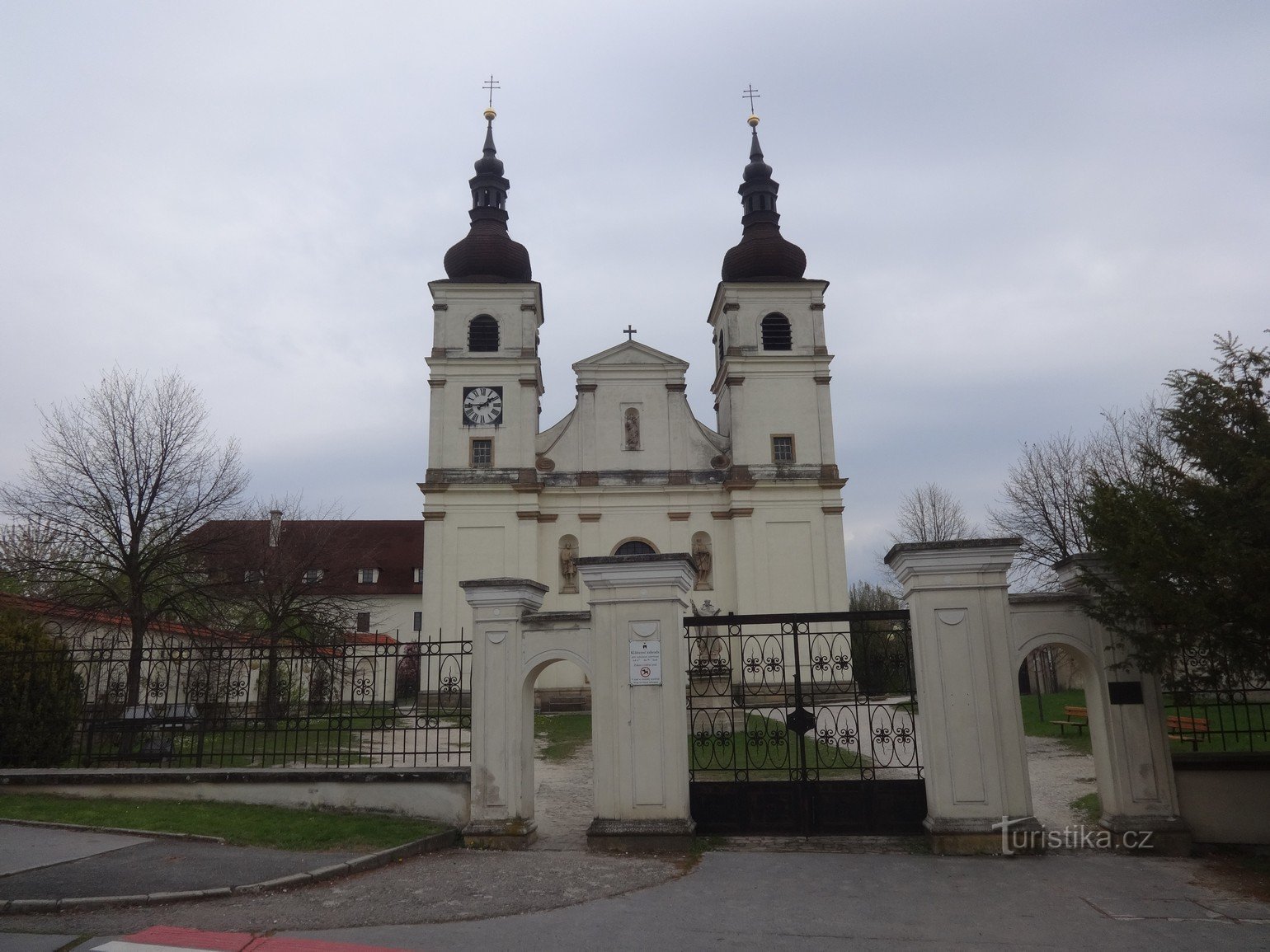 Uherské Brod 的圣母升天教堂和多米尼加修道院