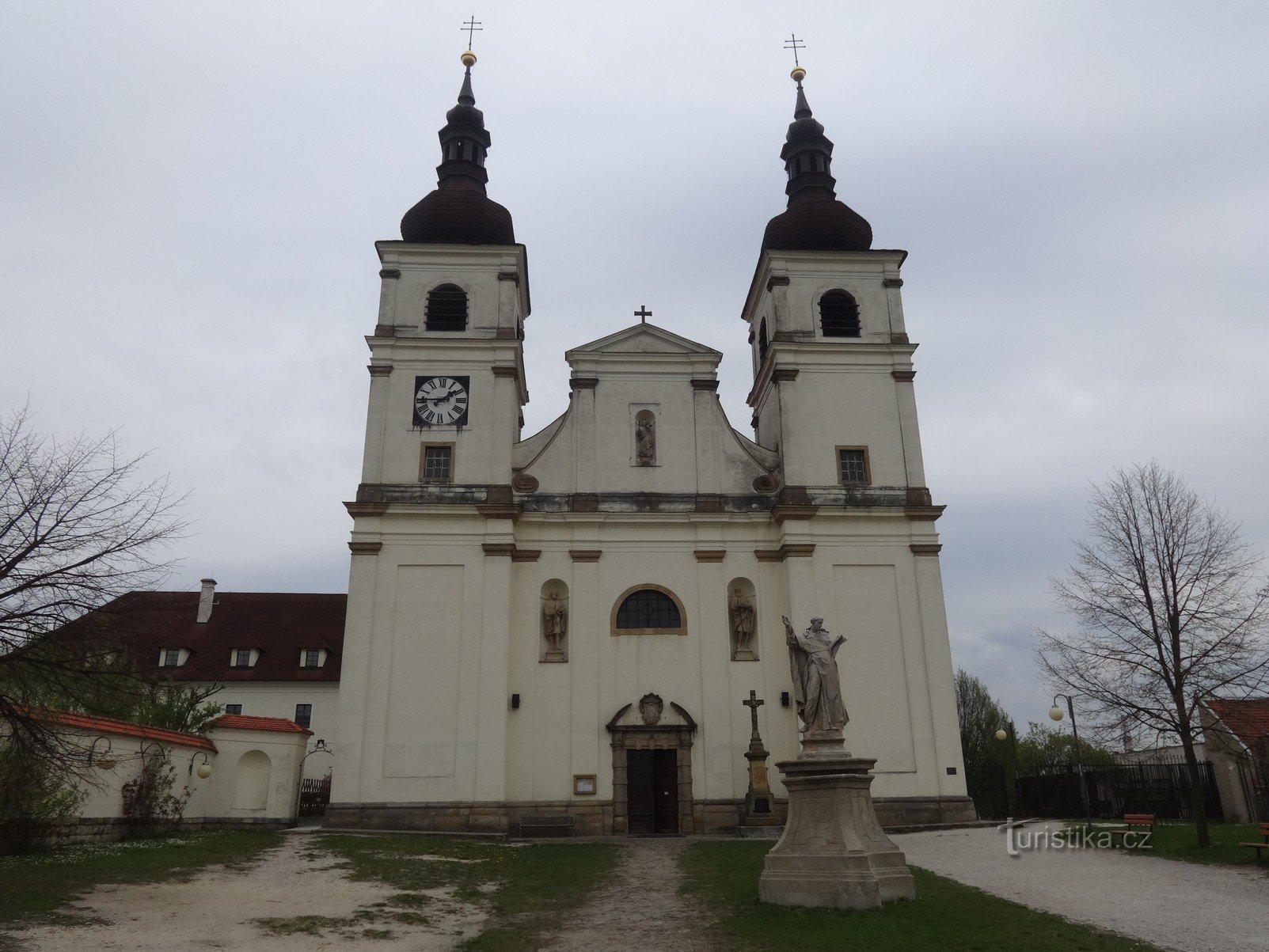 De kerk van de Hemelvaart van de Maagd Maria en het Dominicaanse klooster in Uherské Brod