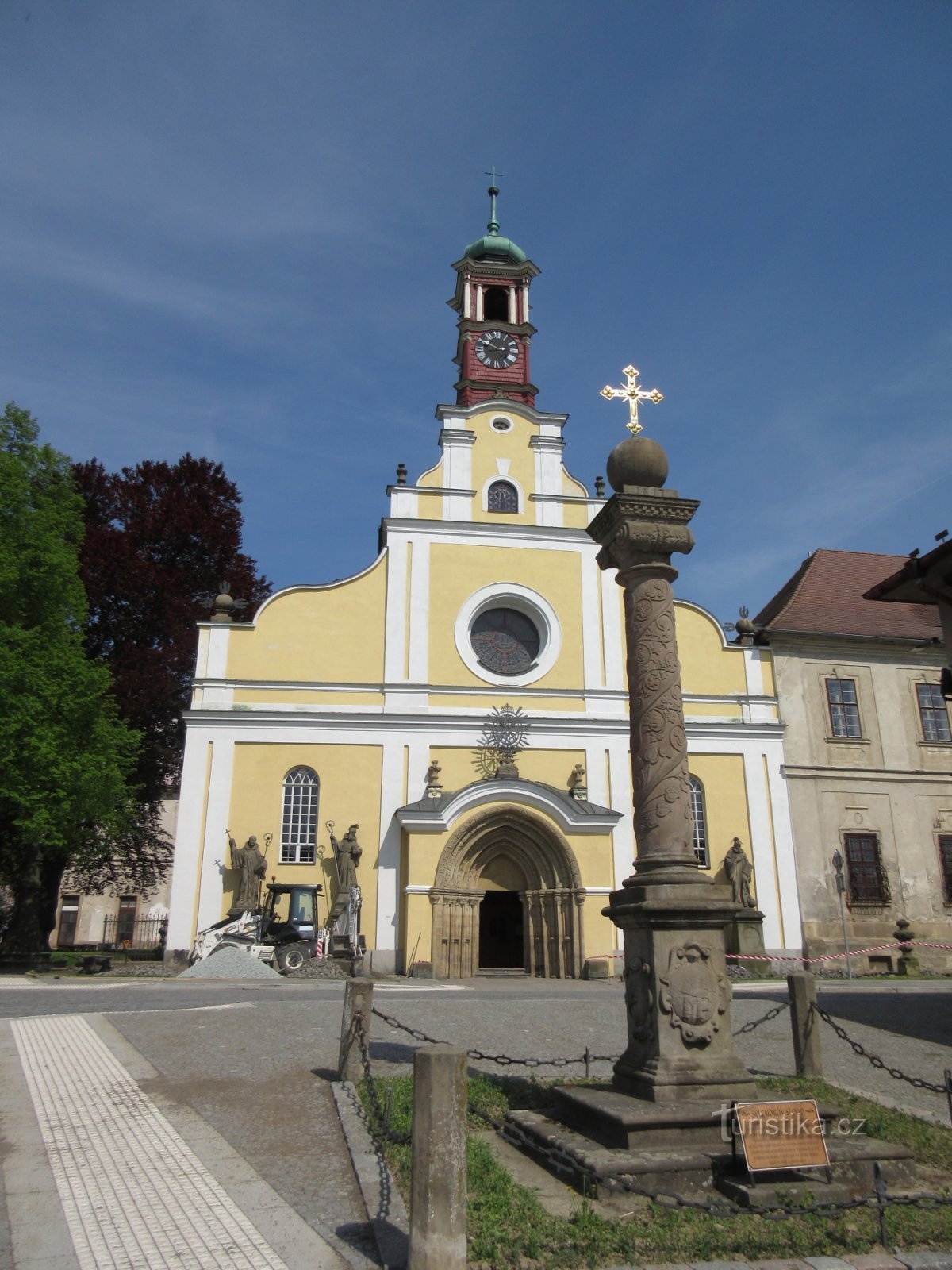 Kostel Nanebevzetí Panny Marie a Selendrův sloup