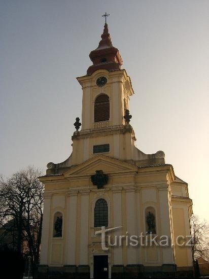 Szűz Mária Mennybemenetele templom: A templomban kiállítási szószék, faragott gyóntatószék található