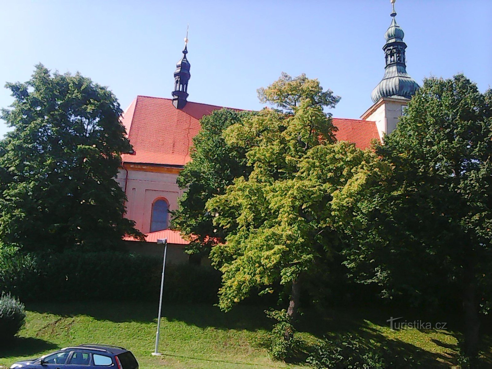 Jungfru Marias himmelsfärdskyrka (vy från kyrkogården)