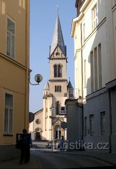 Kirche Mariä Himmelfahrt: Blick von der Plk. Stříbrného-Straße
