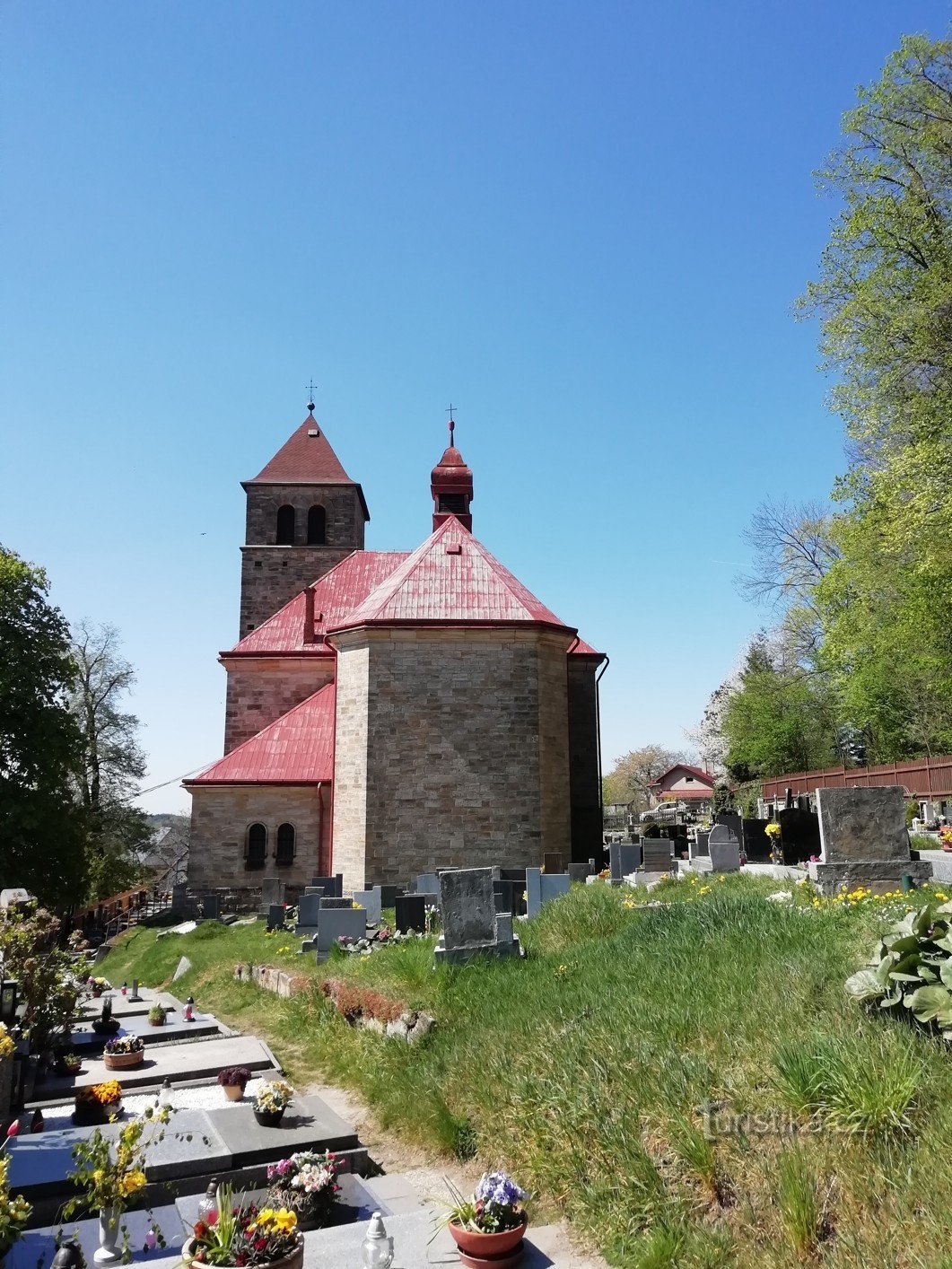 Kostel Nanebevzetí Panny Marie se zvonicí v obci Vyskeř