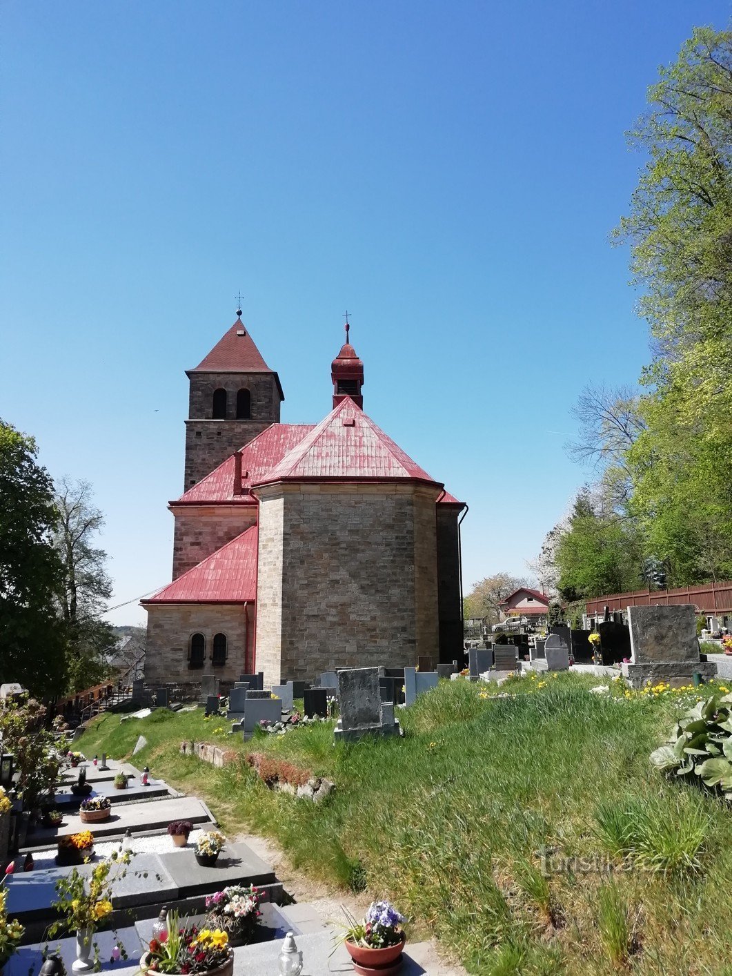 La Chiesa dell'Assunzione della Vergine Maria con il campanile nel villaggio di Vyskeř