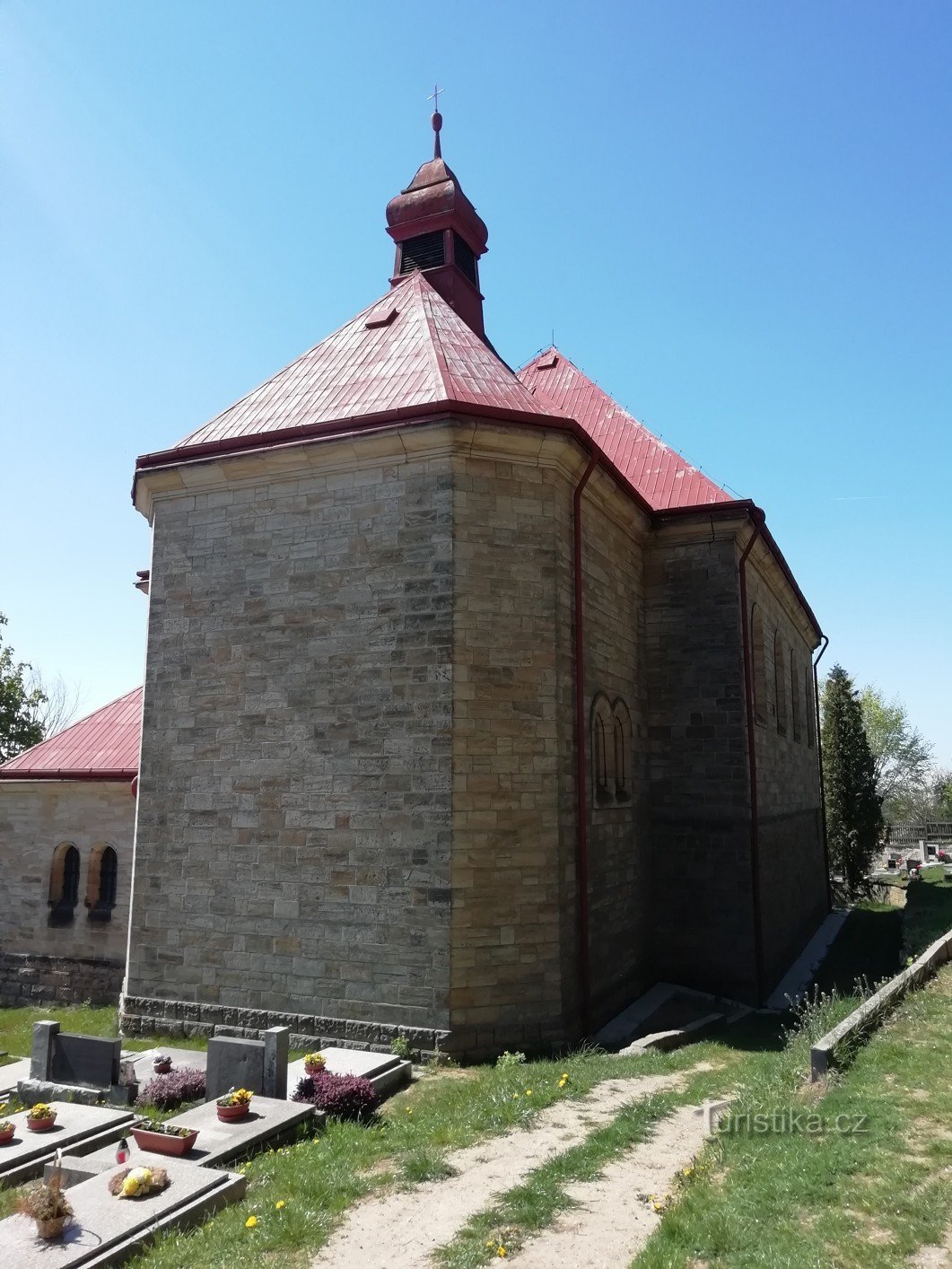 Die Kirche Mariä Himmelfahrt mit dem Glockenturm im Dorf Vyskeř