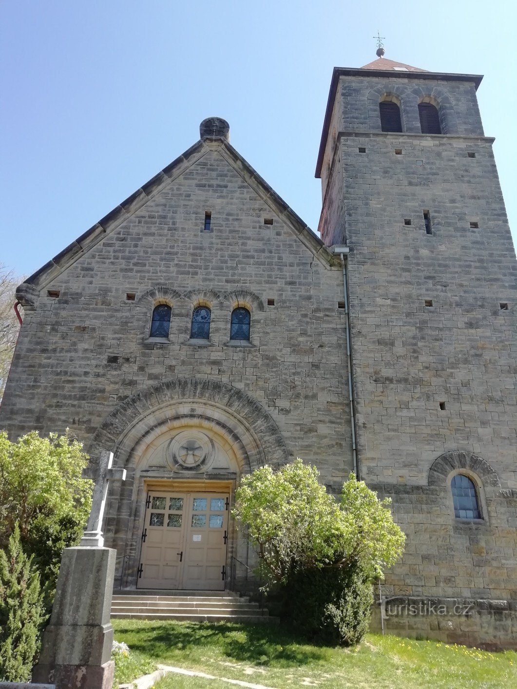 De Kerk van de Hemelvaart van de Maagd Maria met de klokkentoren in het dorp Vyskeř