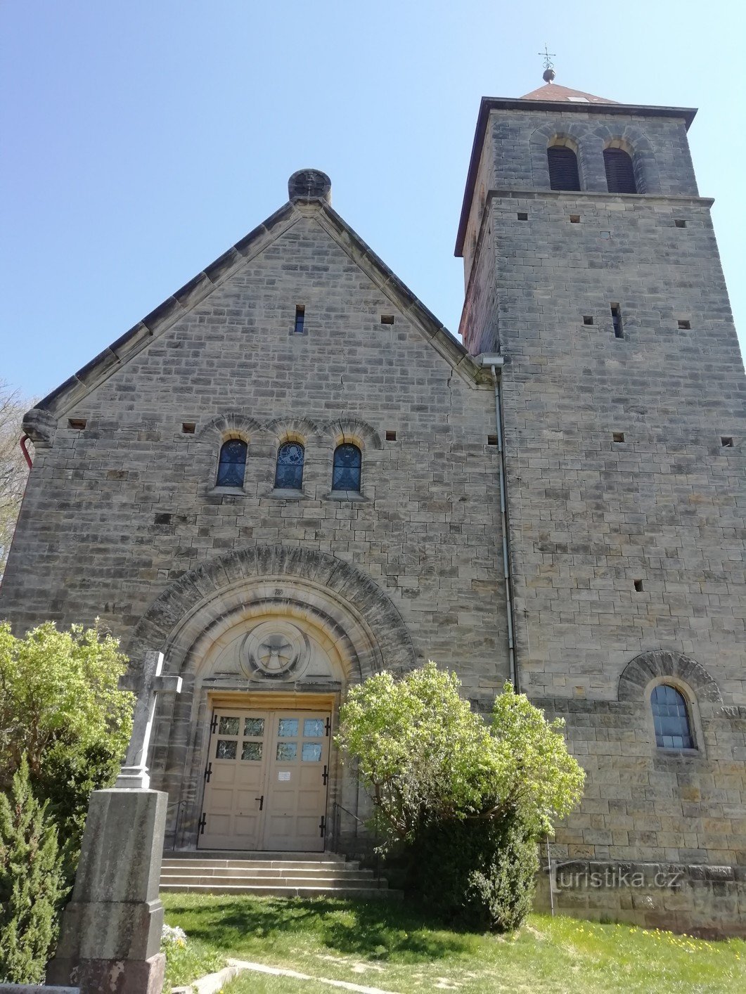 Biserica Adormirea Maicii Domnului cu turnul clopotnita din satul Vyskeř