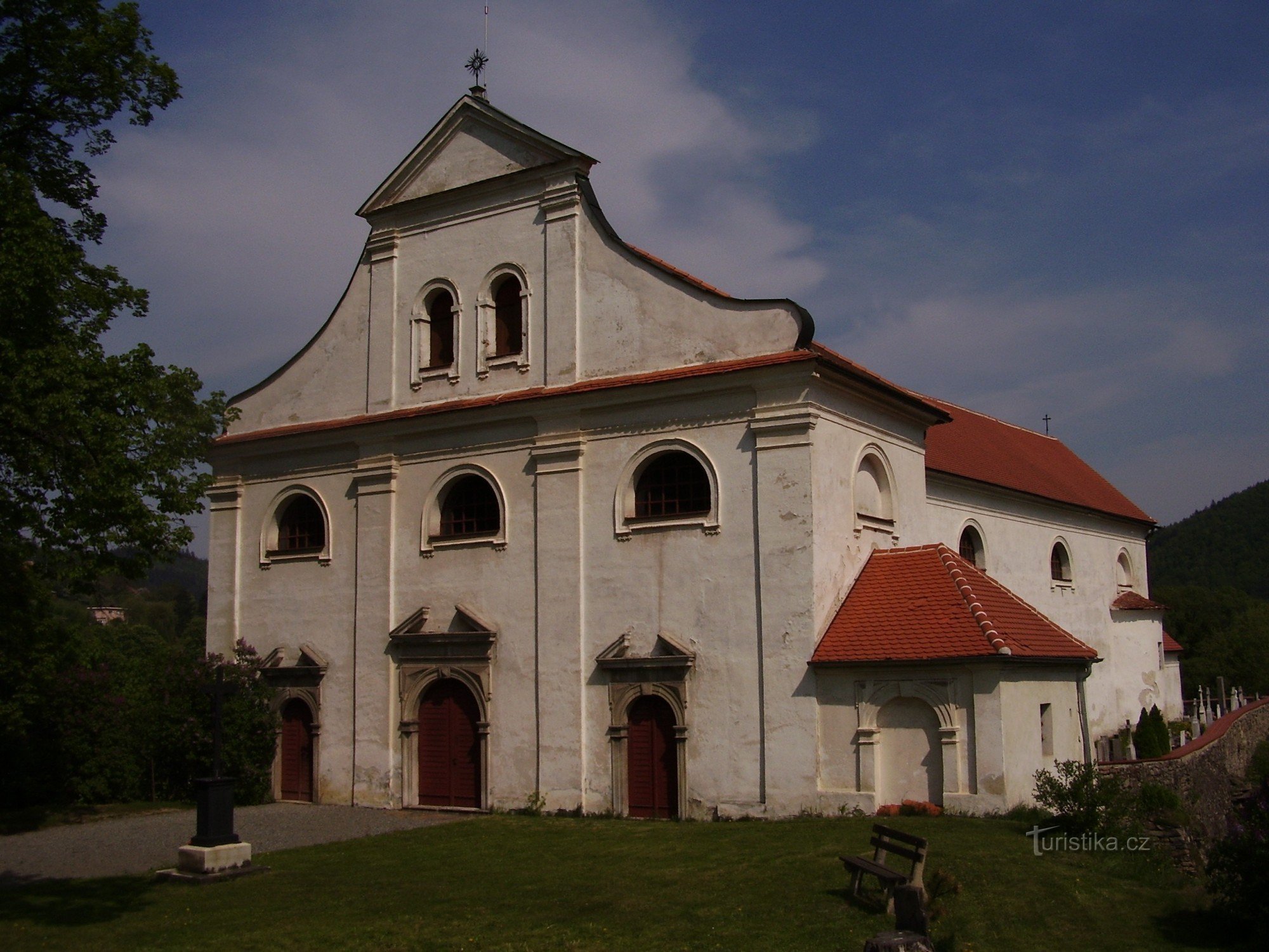 Neitsyt Marian taivaaseenastumisen kirkko Černvírissä