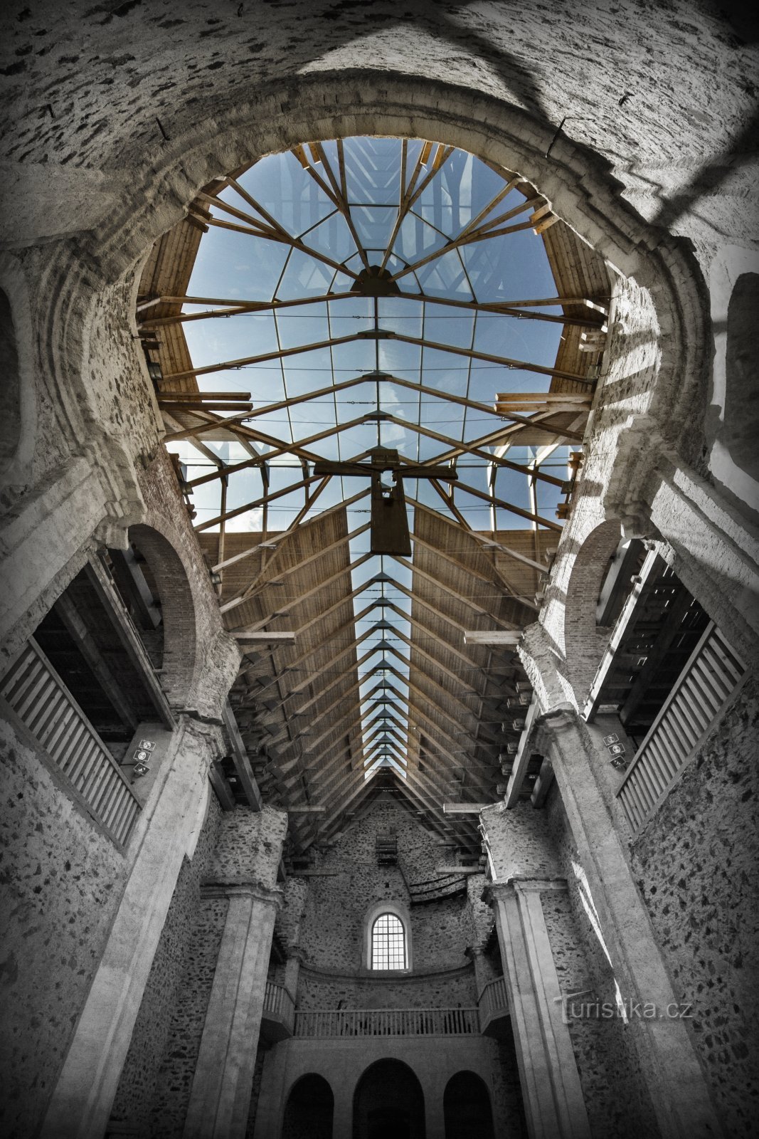 Iglesia de la Asunción de la Virgen María en Neratov y un pub local