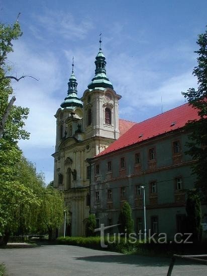 Biserica Adormirea Maicii Domnului cu o parte din mănăstire