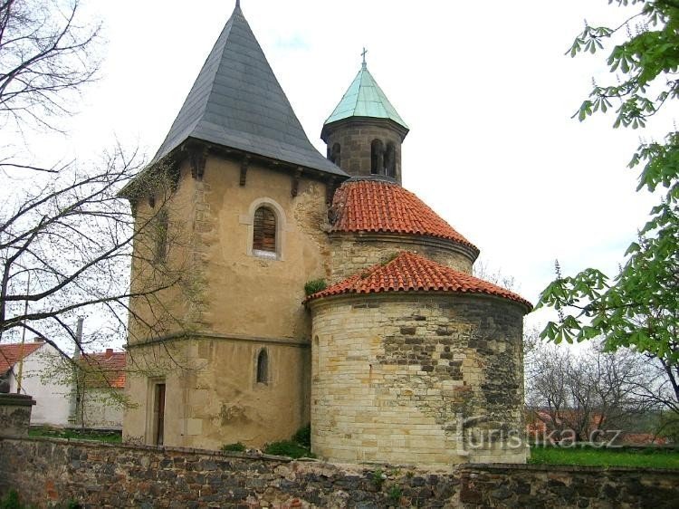 Iglesia de la Natividad de la Virgen María: rotonda románica con añadidos posteriores