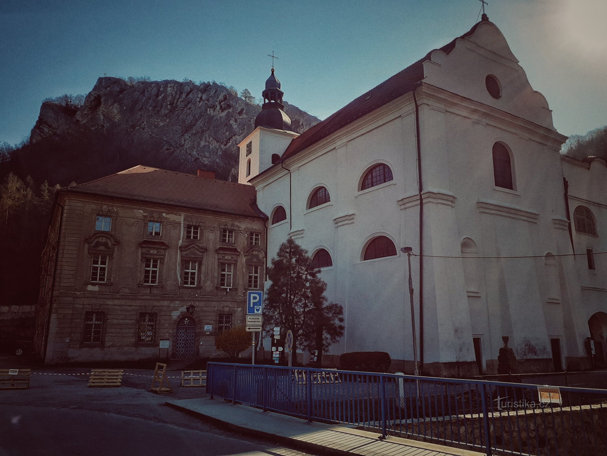 Igreja da Natividade de S. João Batista e o mosteiro beneditino