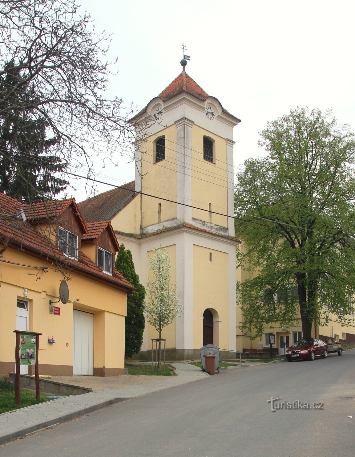 De kerk van de Visitatie van de Maagd Maria bevindt zich in het bovenste deel van het dorp