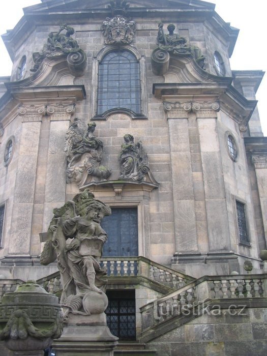 la Iglesia de la Santísima Trinidad y la escalera barroca