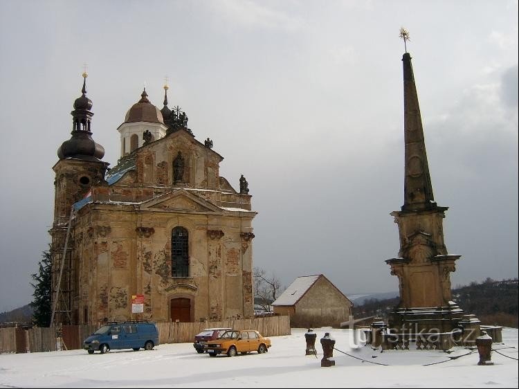 聖三位一体教会と円柱