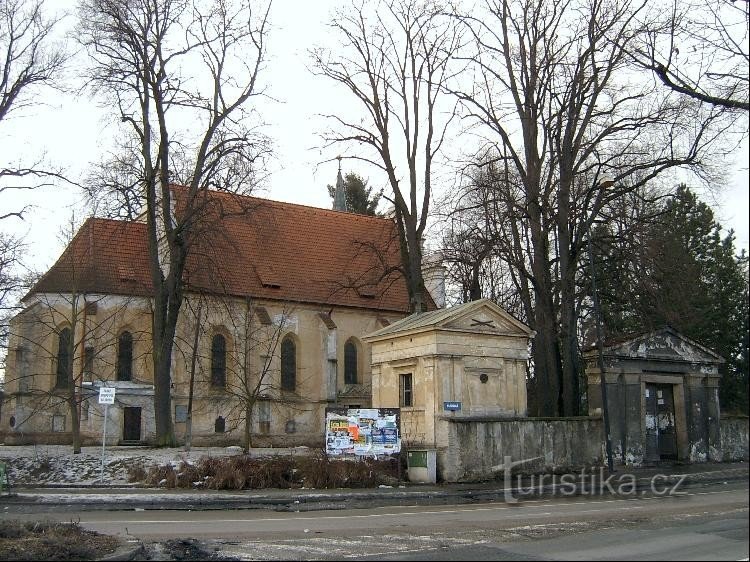 Kerk van de Heilige Drievuldigheid met een kapel