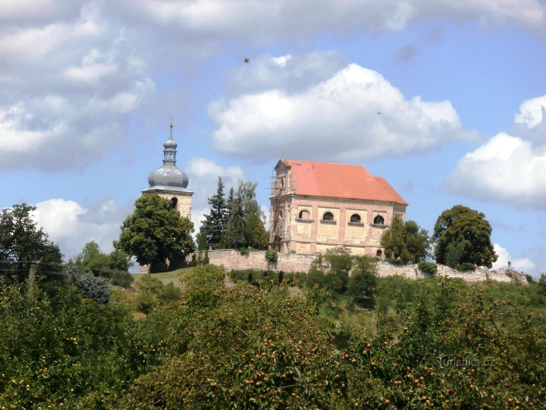 Kirche der Heiligen Dreifaltigkeit mit Friedhof