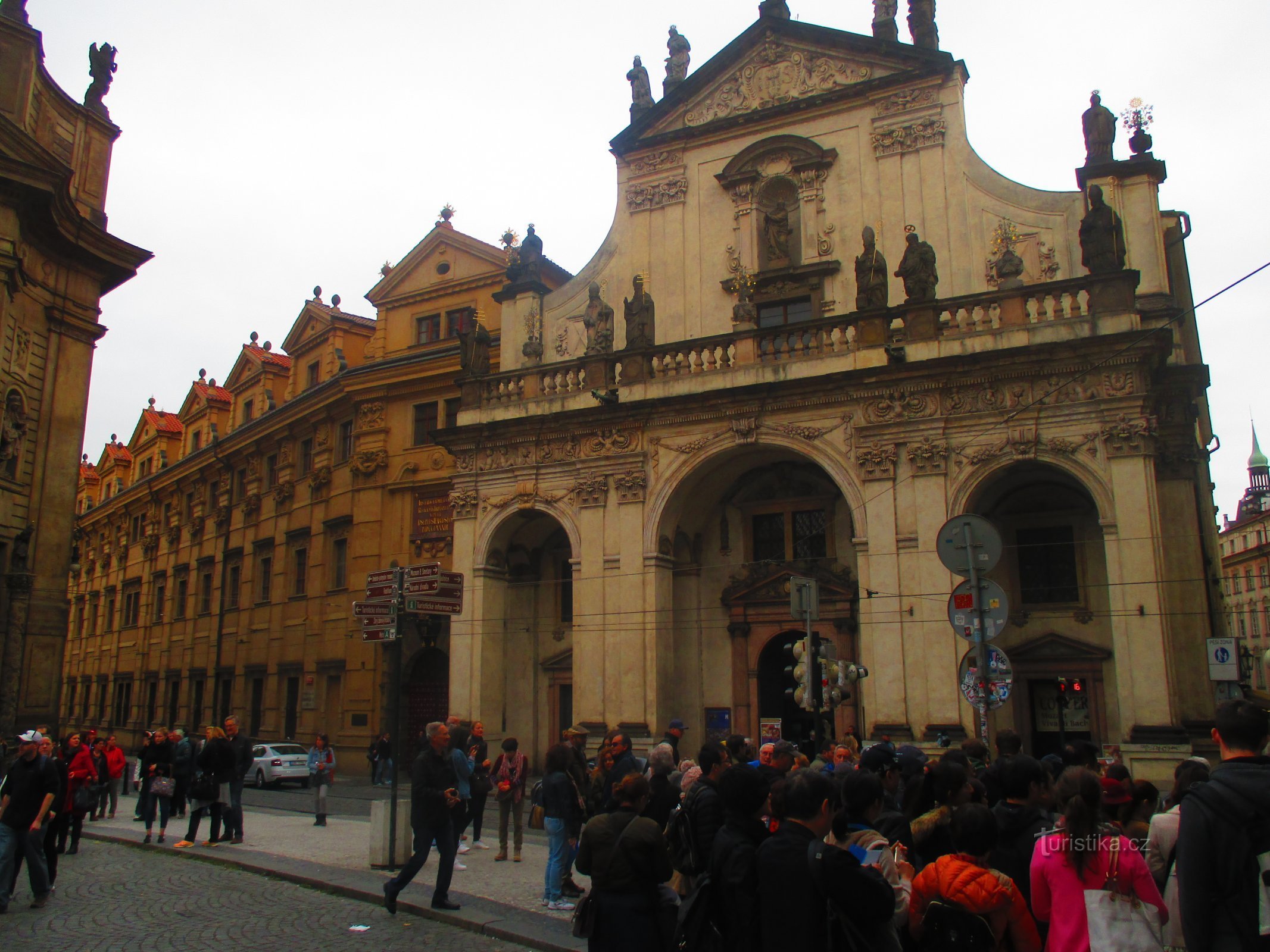 Nhà thờ Holy Salvator trên Křížovnické náměstí