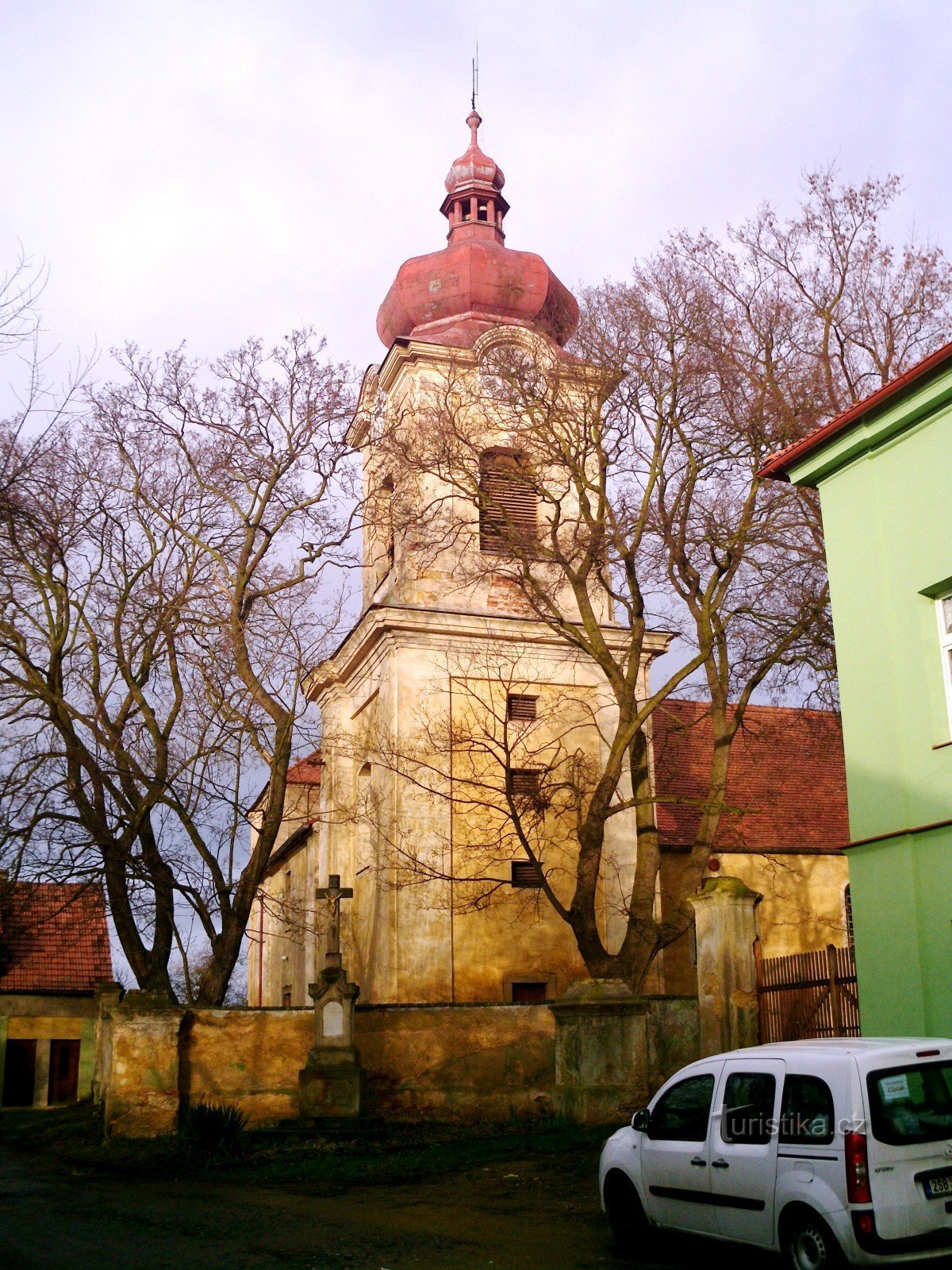 kostel od jihozápadu od zámku